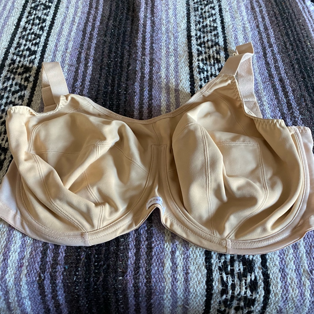 Elomi sports bra gently used in great condition